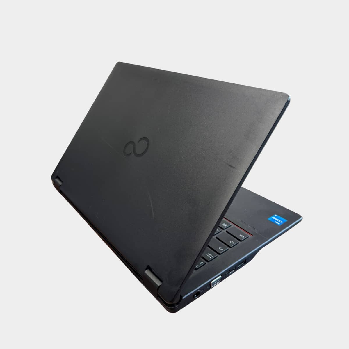 Fujitsu LifeBook E5411 dešinė pusė, USB 