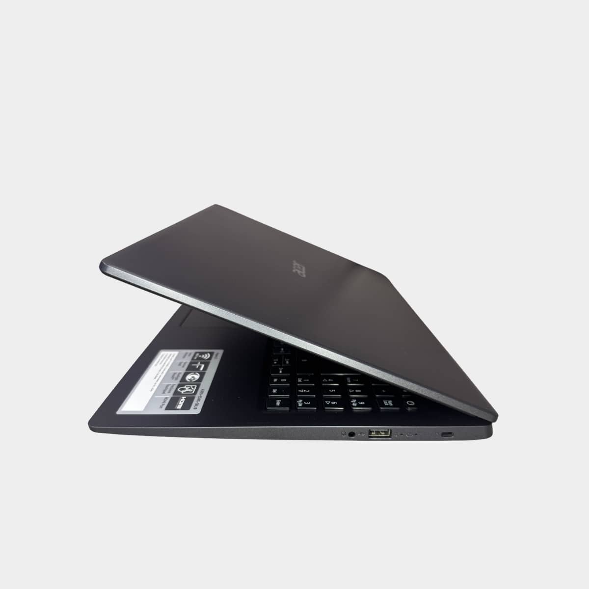 Acer Aspire 3 A315-55KG-38U9 pasuktas i kaire