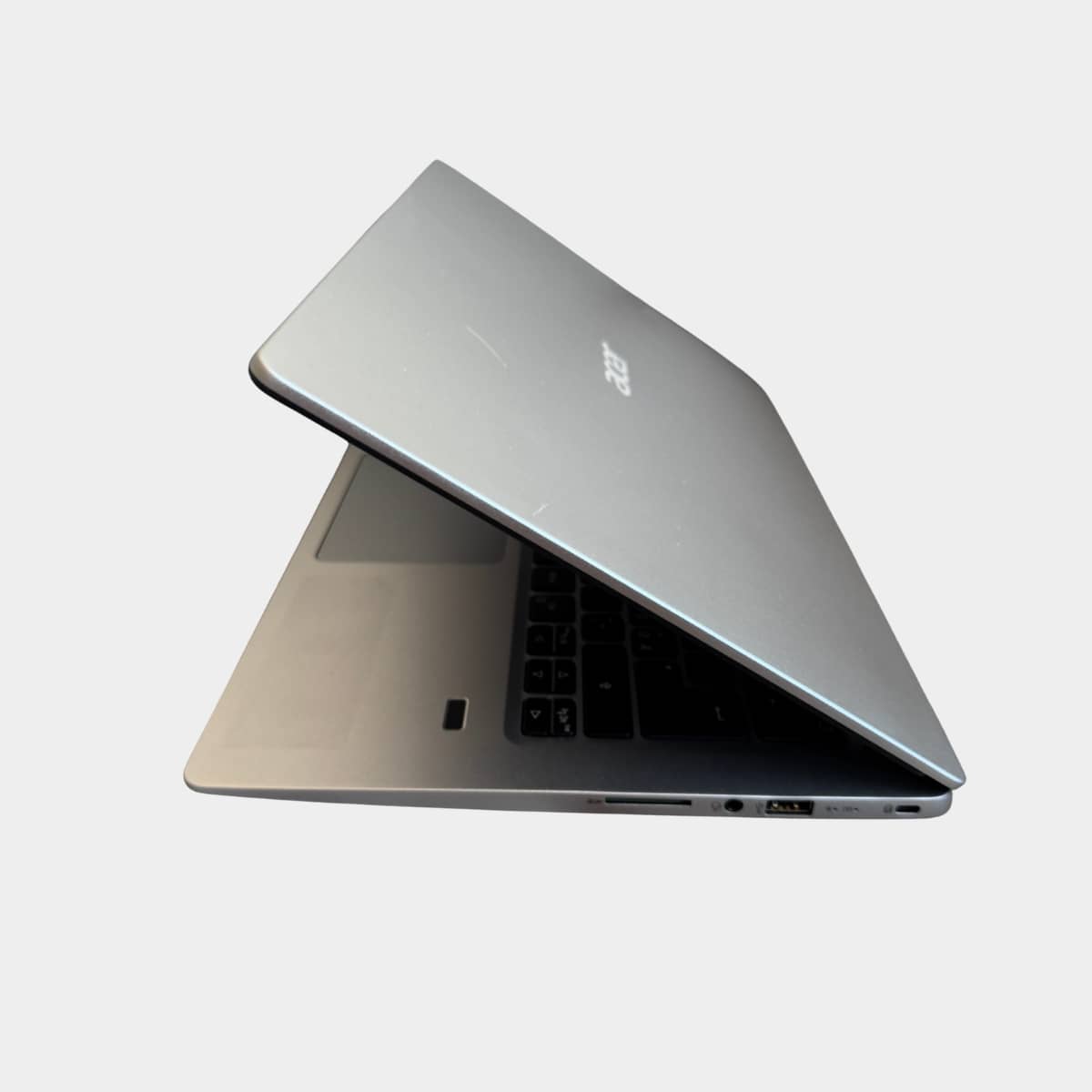 Acer Swift SF114-32 pasuktas i kaire