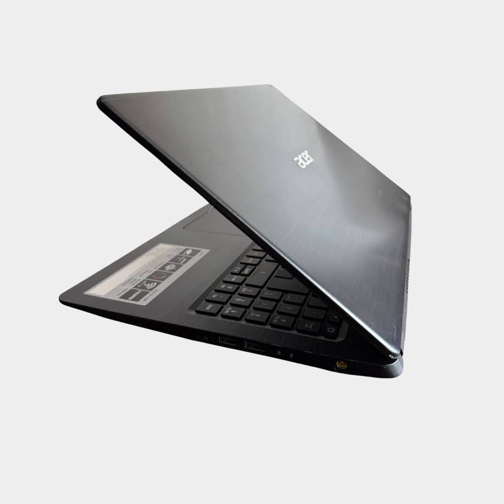 Acer Aspire 5 A515-52 dešinė pusė, USB ir LAN jungtys