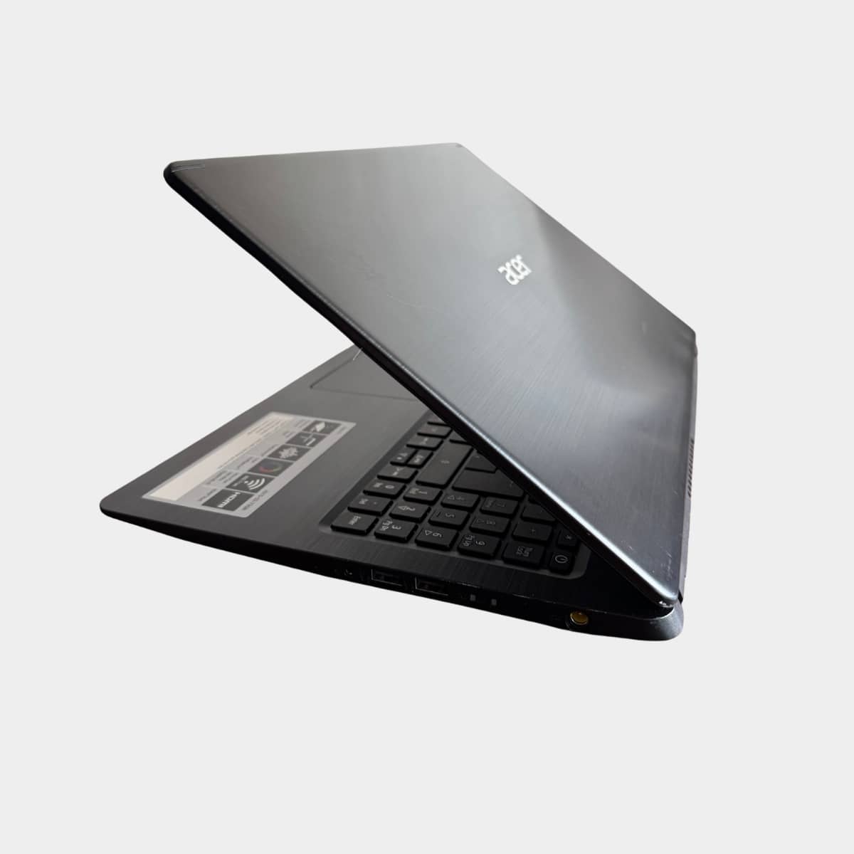 Acer Aspire 5 A515-52 dešinė pusė, USB ir LAN jungtys