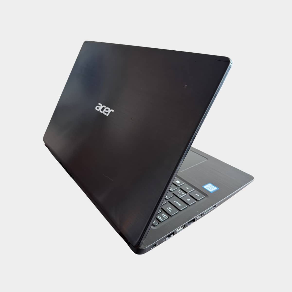 Acer Aspire 5 A515-52 kairė pusė, USB-C ir HDMI jungtys