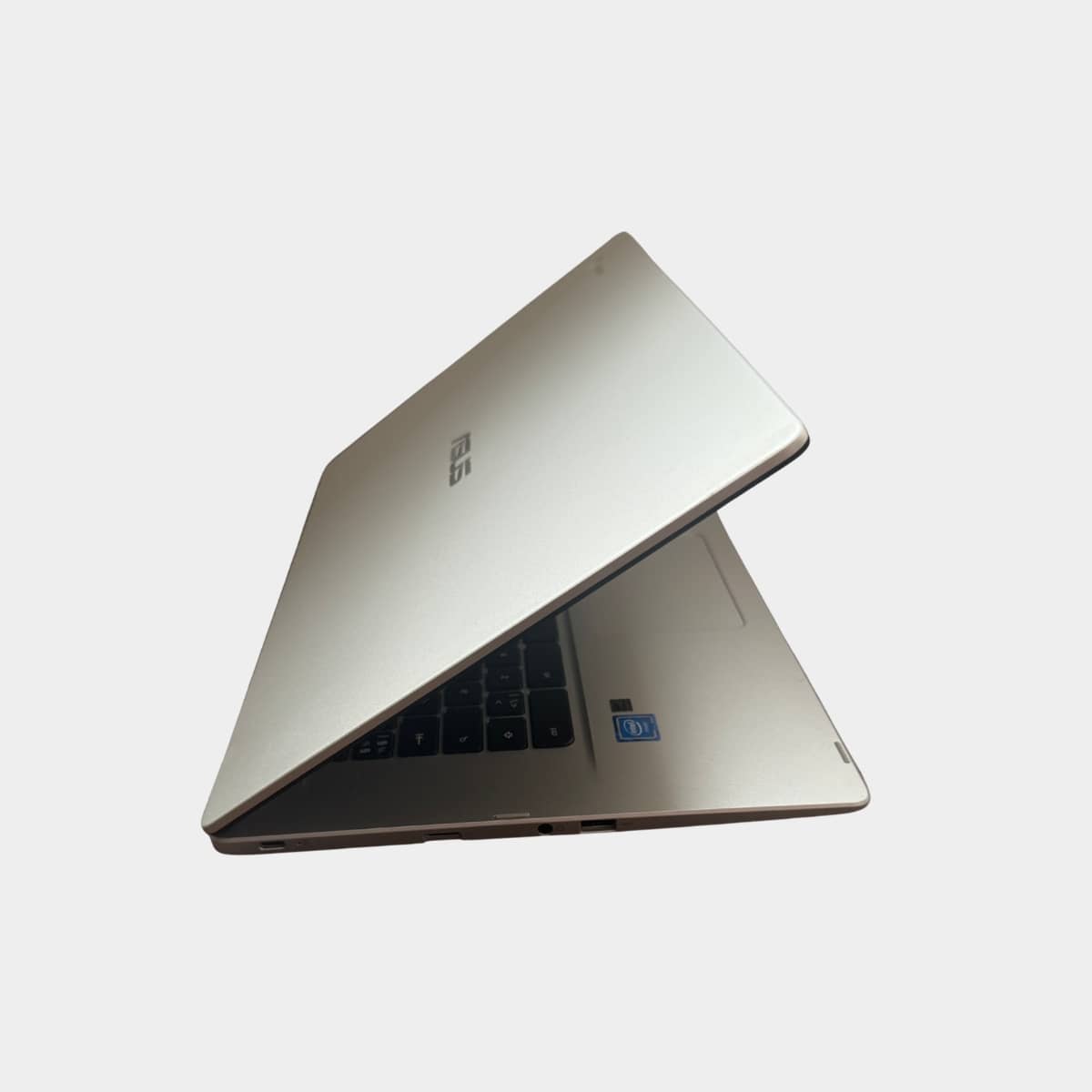Asus C523N pasuktas i desine