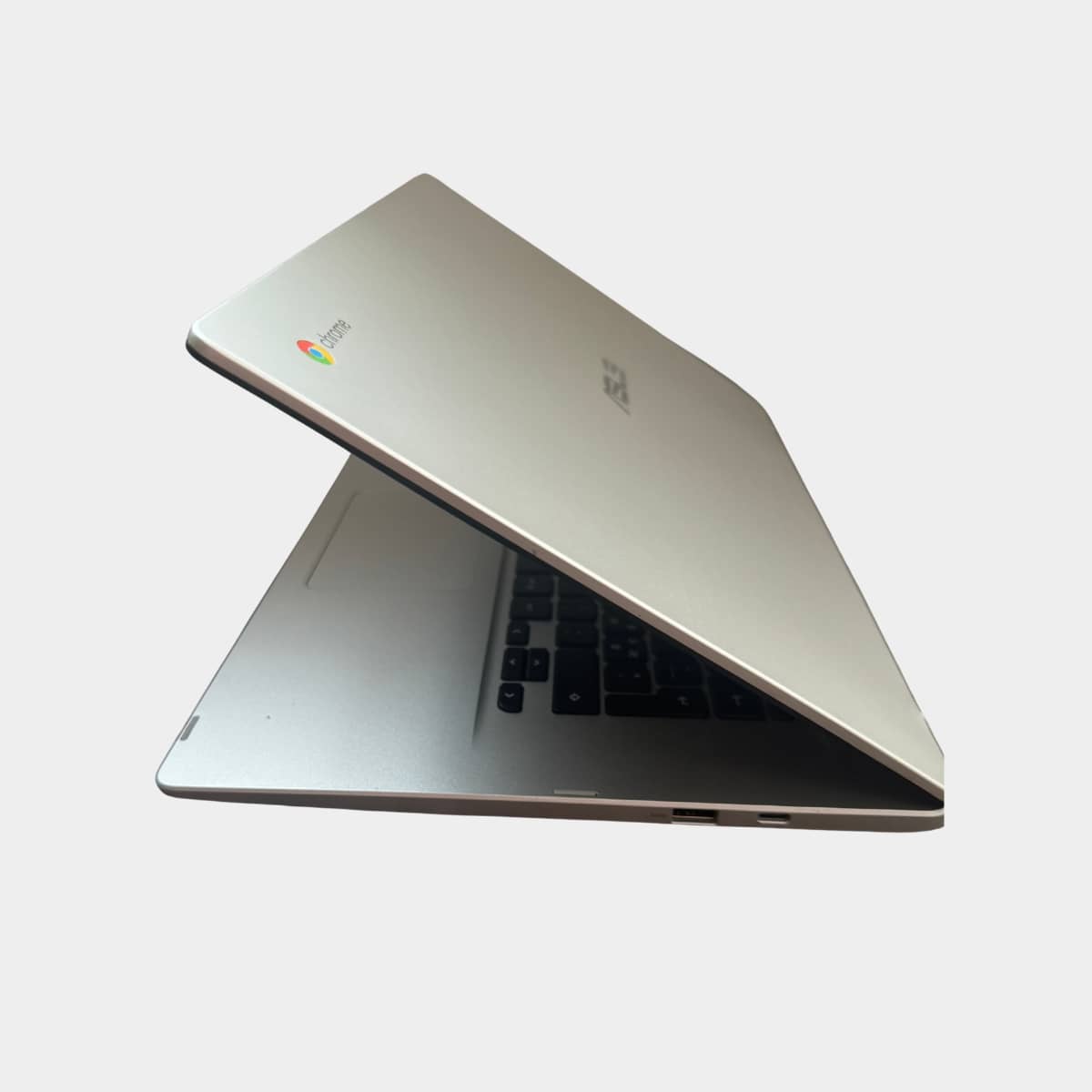 Asus C523N pasuktas i kaire