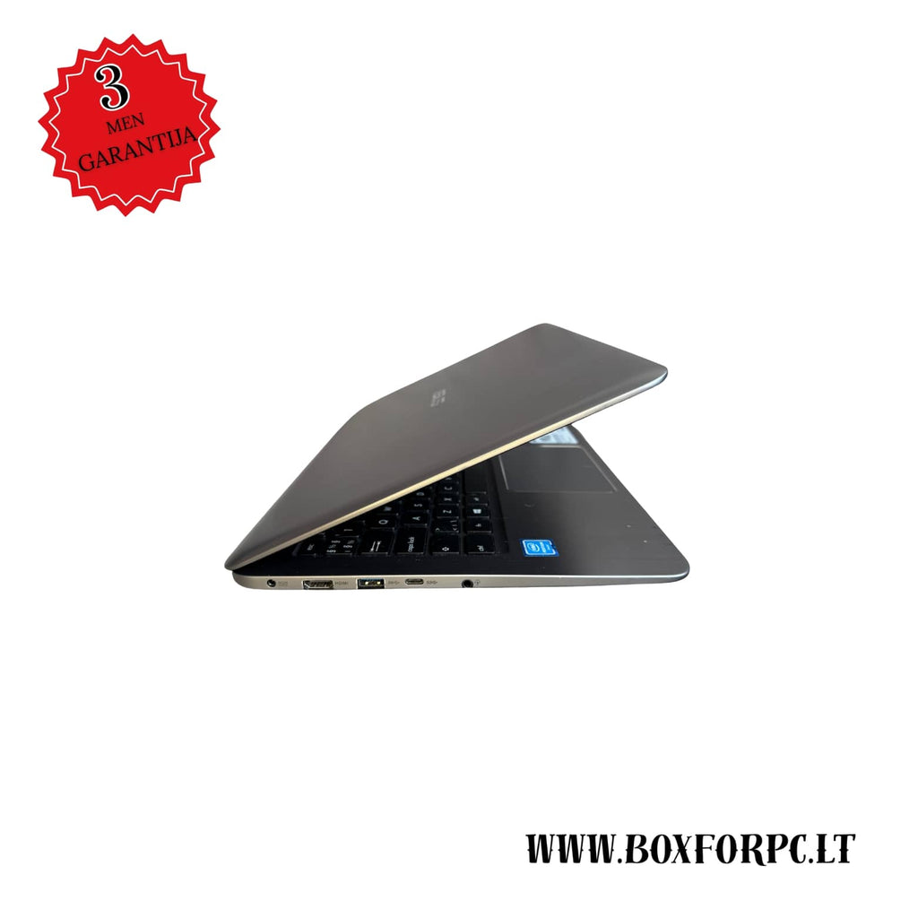 ASUS E403s laptopas – šoninis vaizdas, matomos jungtys ir plonas korpusas pasuktas i desene