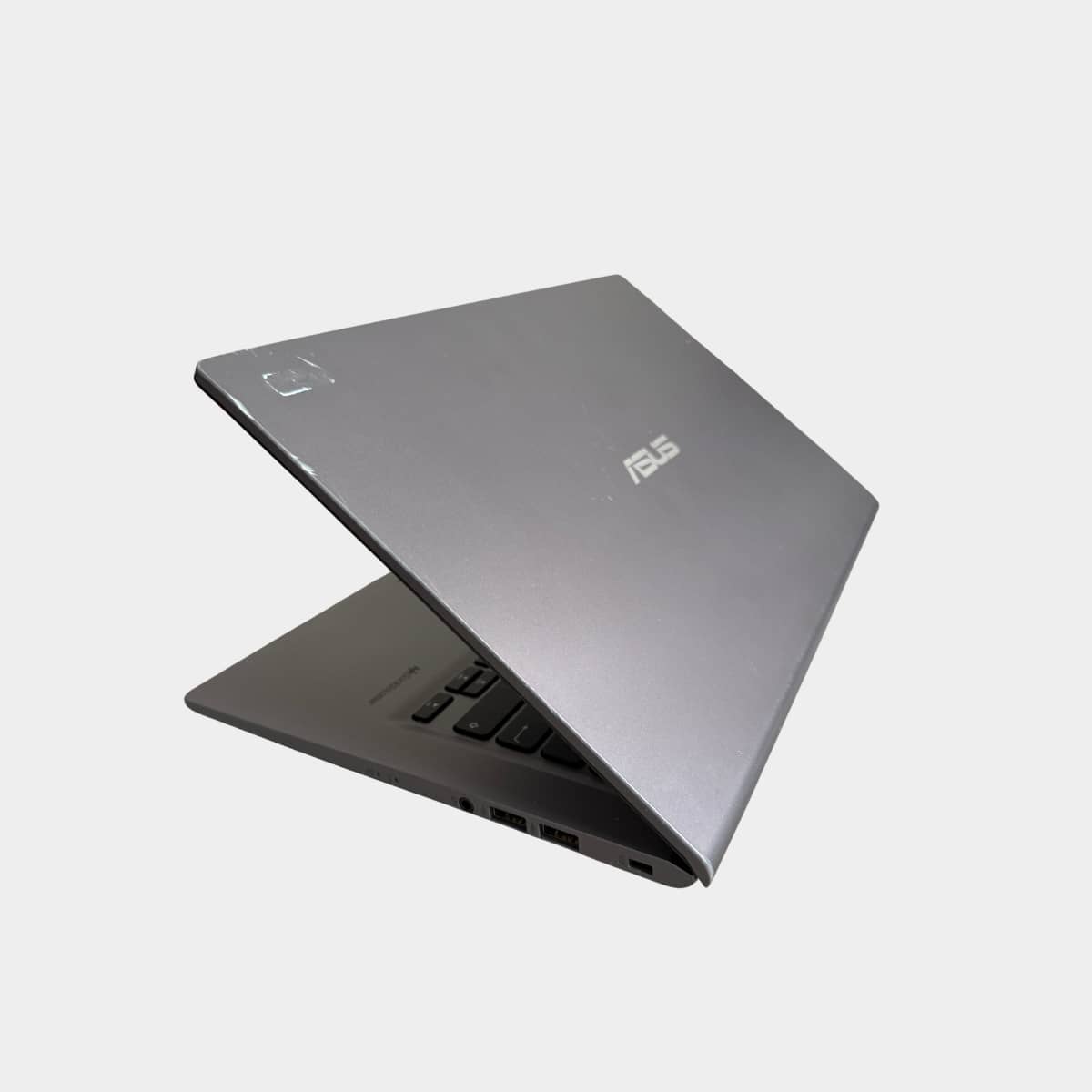 ASUS P1412CE kairė pusė, USB-C ir HDMI jungtys