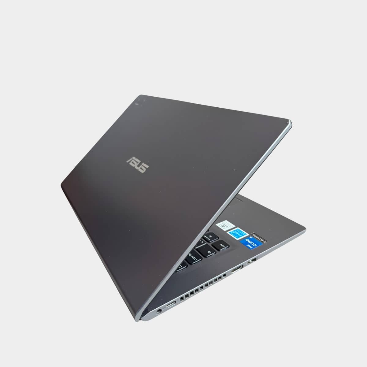 ASUS P1412CE dešinė pusė, USB ir audio jungtys