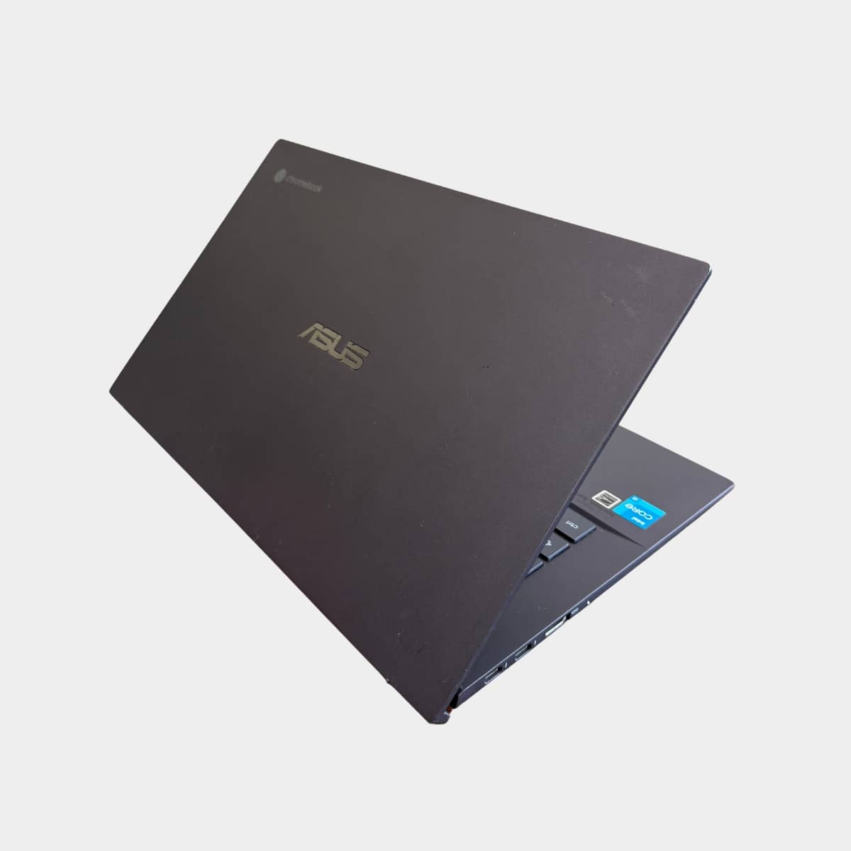 ASUS Chromebook CX9400CE kairė pusė, USB-C ir HDMI jungtys