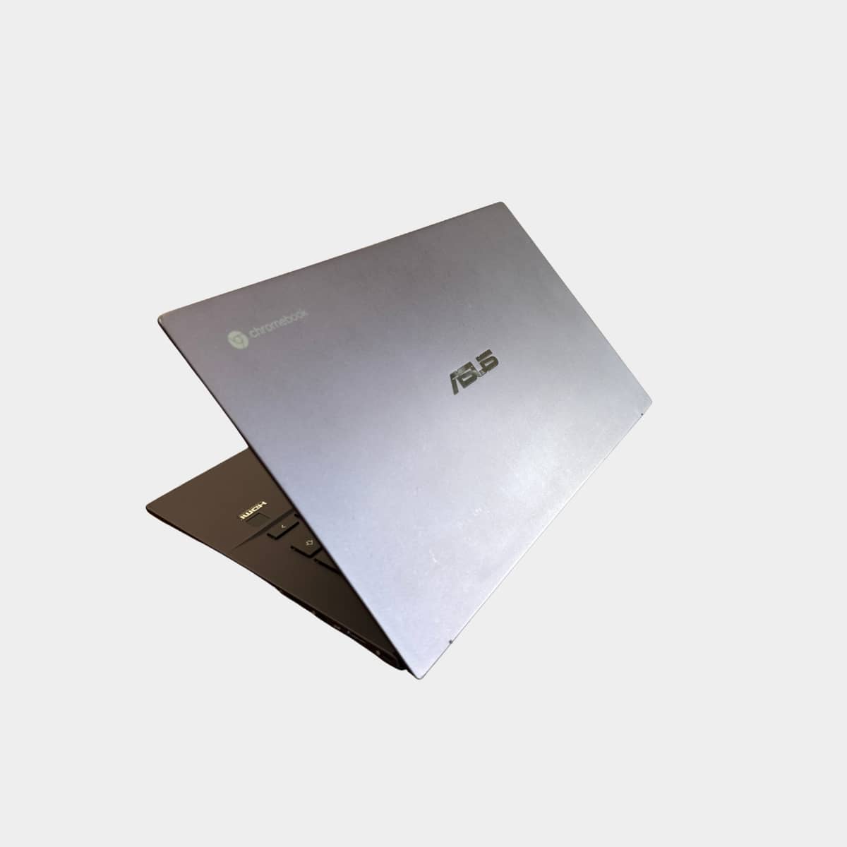 ASUS Chromebook CX9400CE kairė pusė, USB-C ir HDMI jungtys
