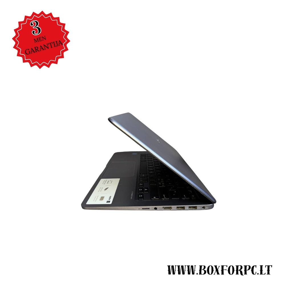 ASUS E406M laptopas – šoninis vaizdas, matomos jungtys ir plonas korpusas pasuktas i kaire