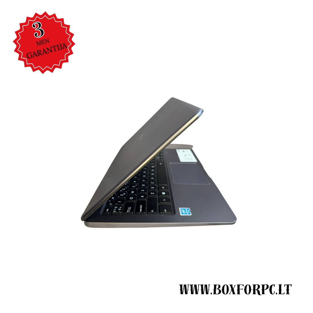 ASUS E406M laptopas – šoninis vaizdas, matomos jungtys ir plonas korpusas pasuktas i desine