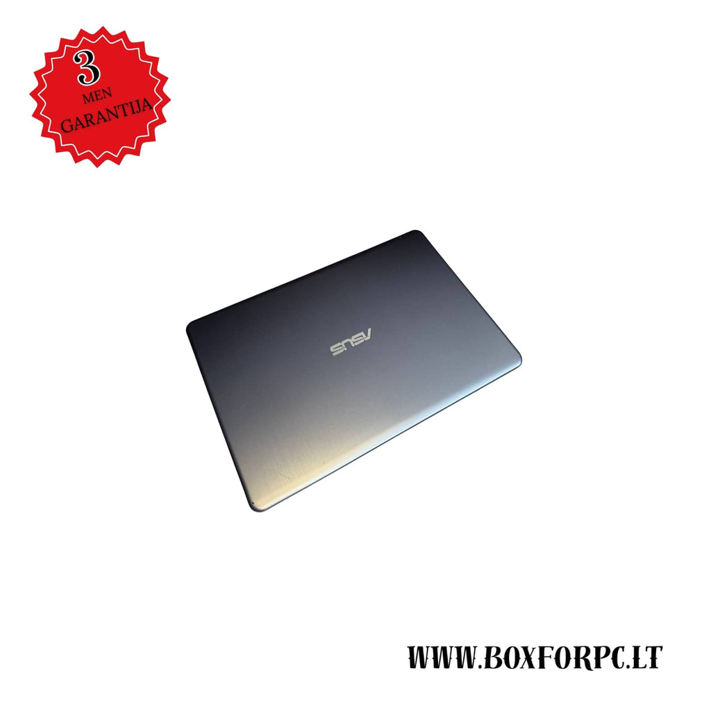 ASUS E406M laptopas – vaizdas iš virsaus, uždarytas dangtis su ASUS logotipu