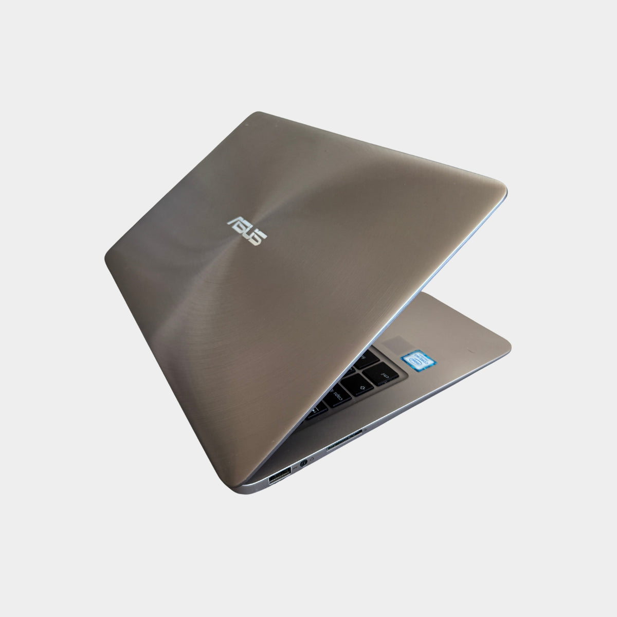  ASUS ZenBook UX330CAK kairė pusė, nešiojamo kompiuterio jungtys 