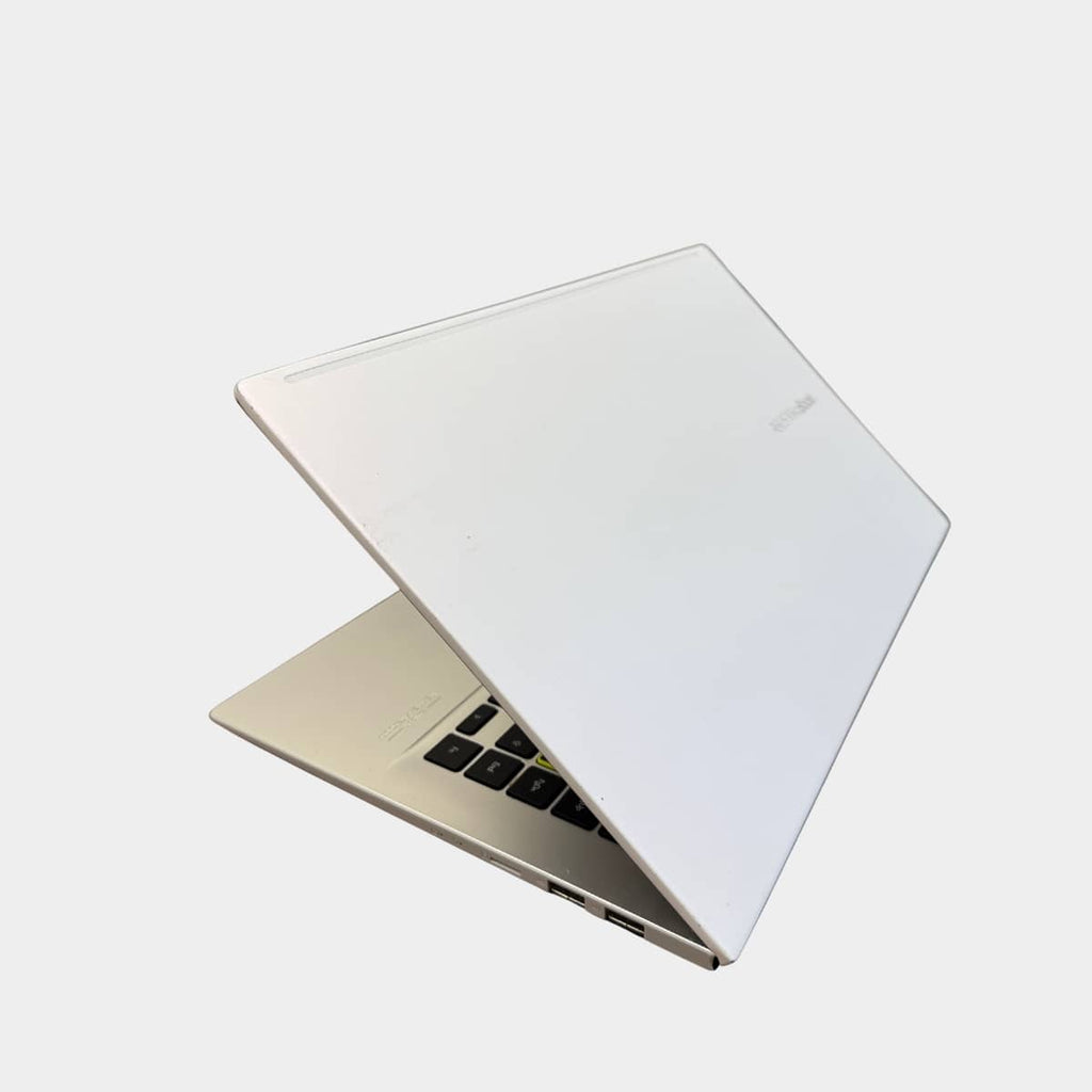 ASUS VivoBook X413J kairė pusė, USB-C ir HDMI jungtys