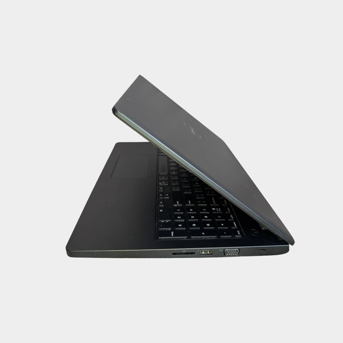 Dell Latitude 3570 pasuktas i kaire
