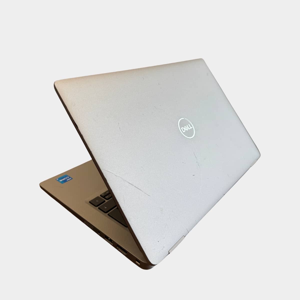 Dell Latitude 5320 kairė pusė, USB-C ir HDMI jungtys