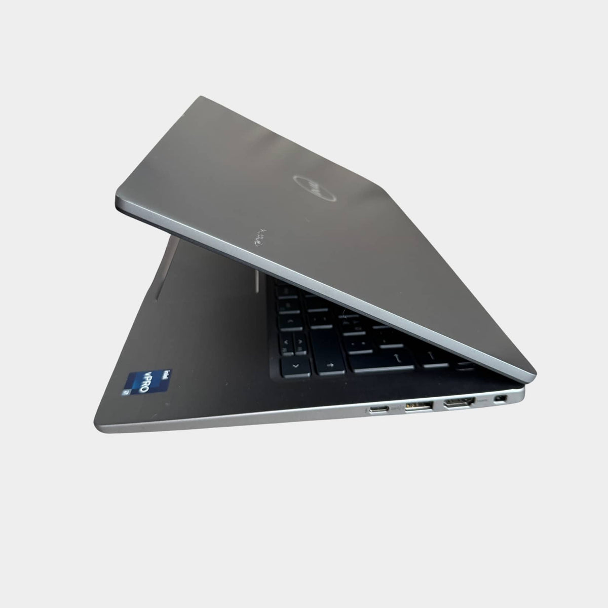 Dell Latitude 7430 kairė pusė, USB-C ir Thunderbolt jungtys