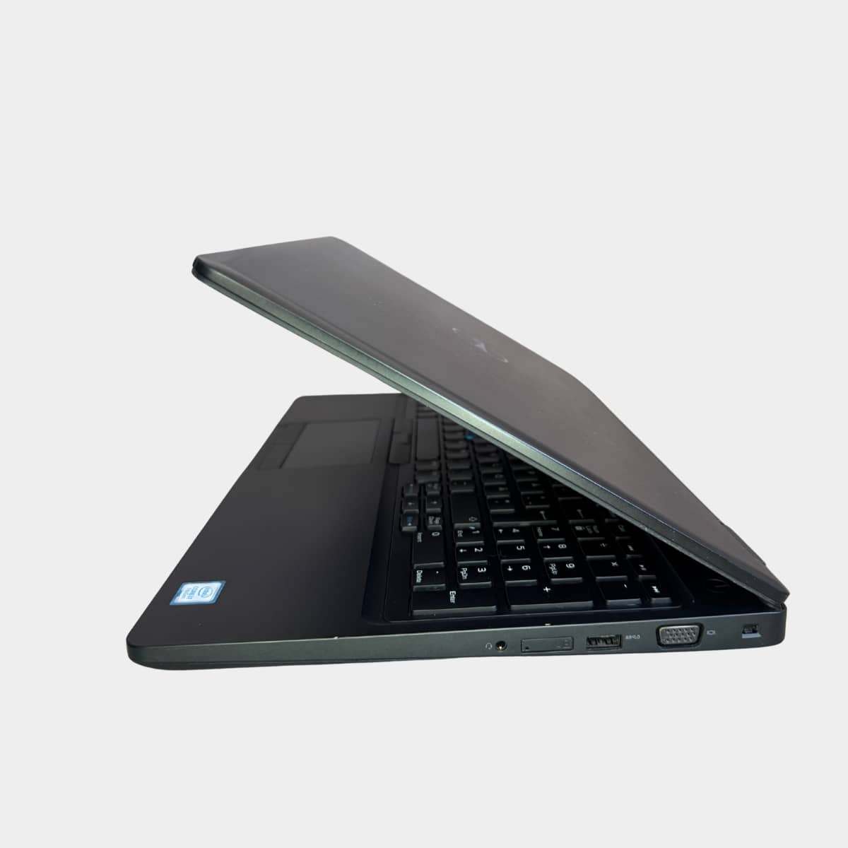 Dell Latitude 5580 pasuktas i kaire