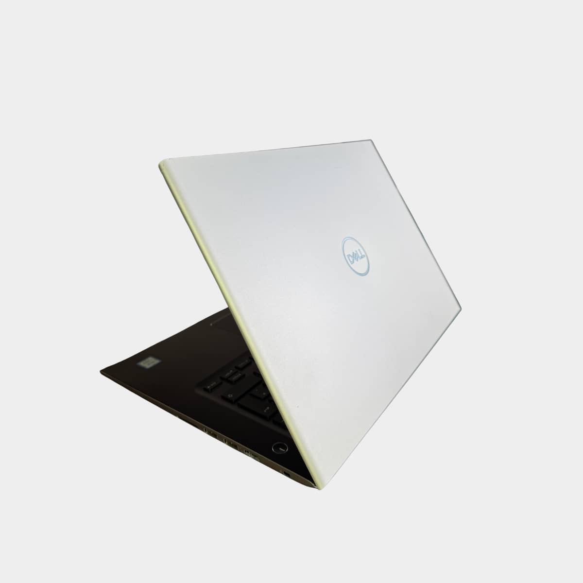Dell Vostro 5471 kairė pusė, USB-C ir HDMI jungtys