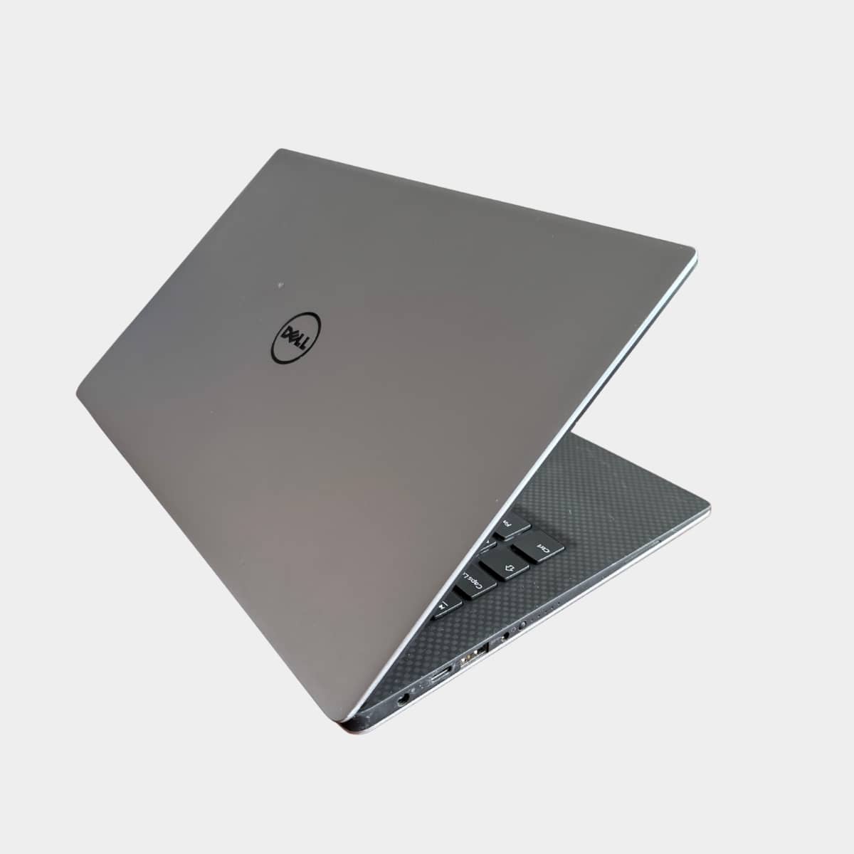 Dell XPS 13 9360 kairė pusė, USB-C ir Thunderbolt jungtys