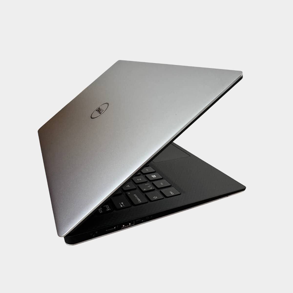 Dell XPS 13 9360 apšviesta klaviatūra ir aliuminio korpusas.