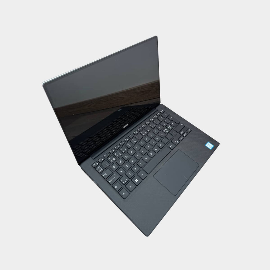Dell XPS 13 9360 i5-8250U su 13,3 colių Full HD jutikliniu ekranu.