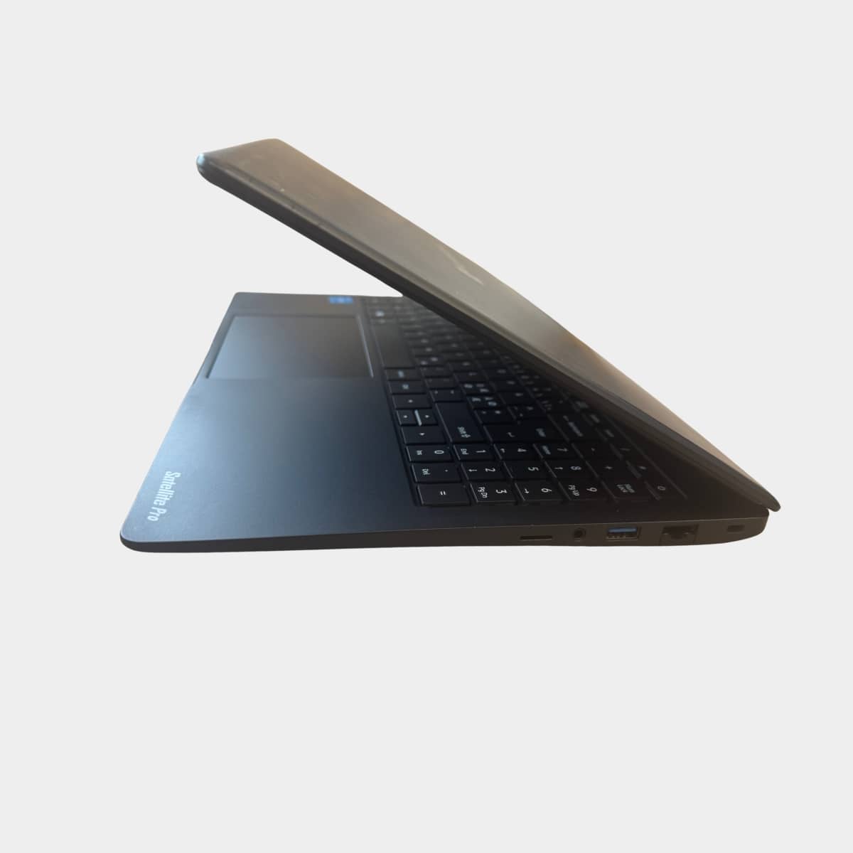 Dynabook Satellite Pro C50 i3 8gb ram 256gb ssd windows 11 pasuktas i kaire
