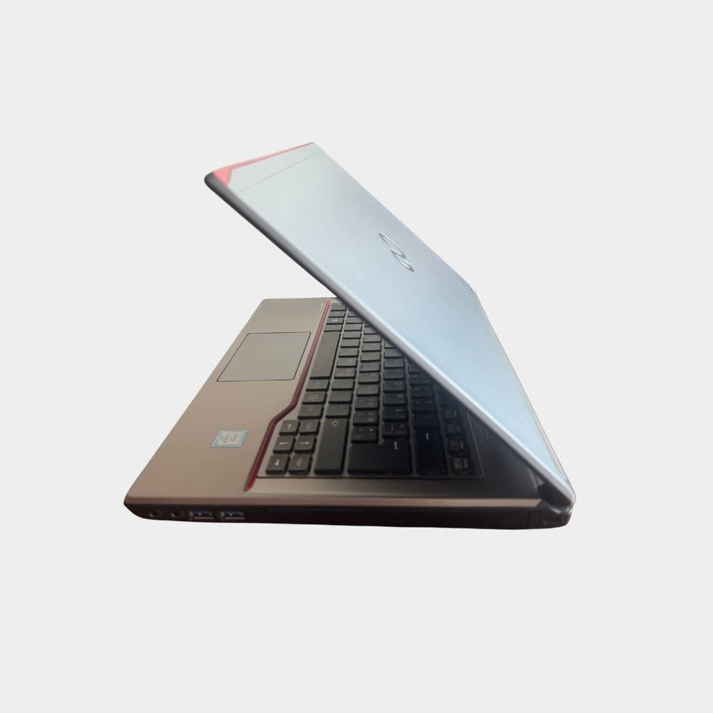 Fujitsu LifeBook E746 kairė pusė, VGA ir USB jungtys