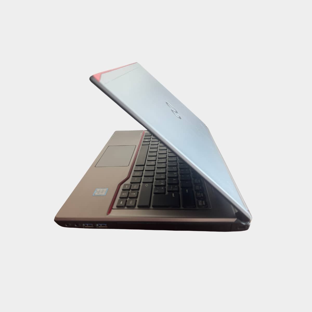 Fujitsu LifeBook E746 kairė pusė, VGA ir USB jungtys