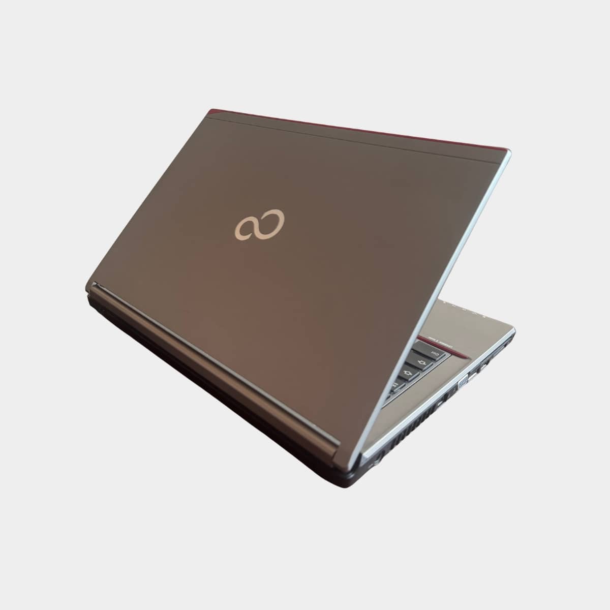 Fujitsu LifeBook E746 dešinė pusė, LAN ir audio jungtys
