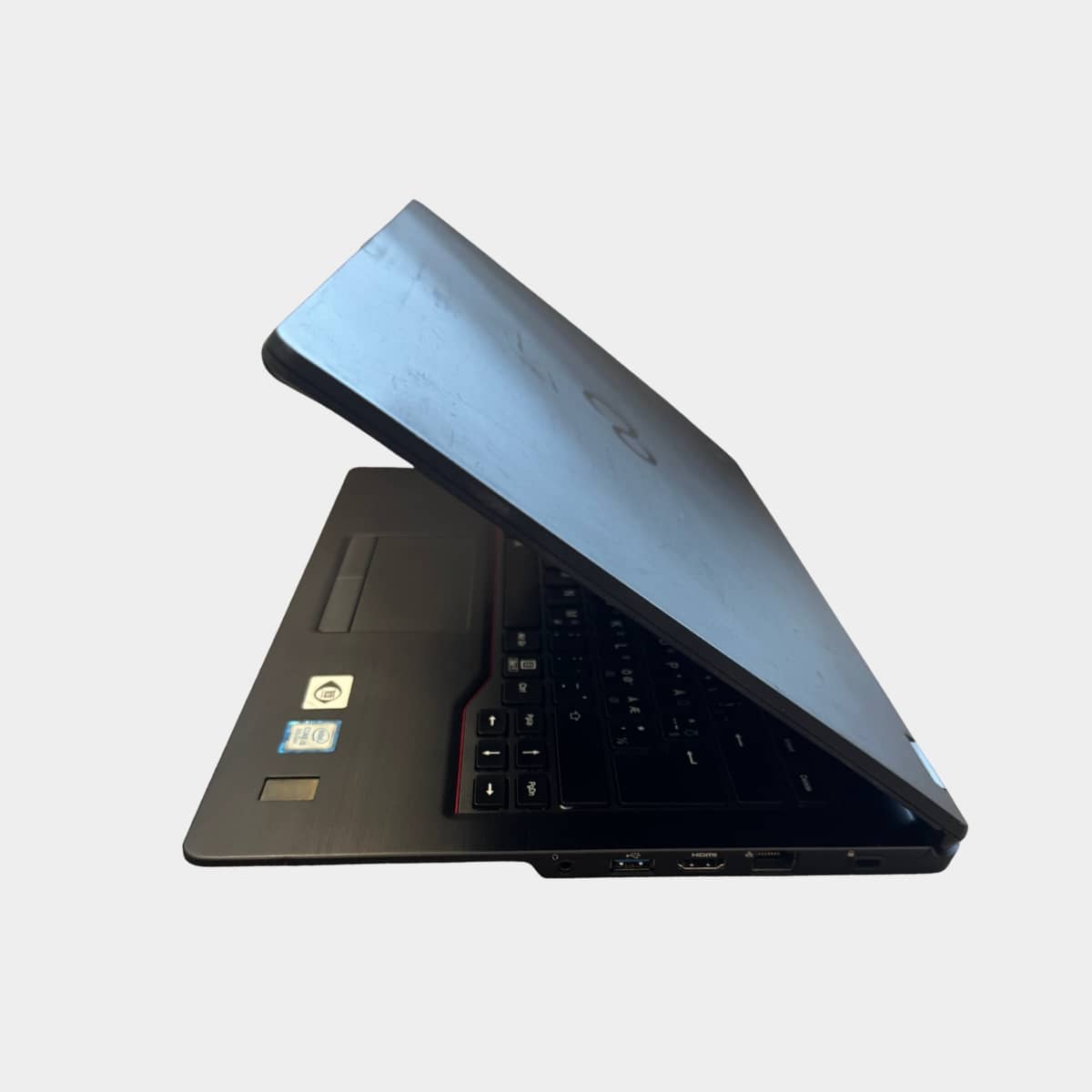 Fujitsu LifeBook E548 pasuktas i kaire