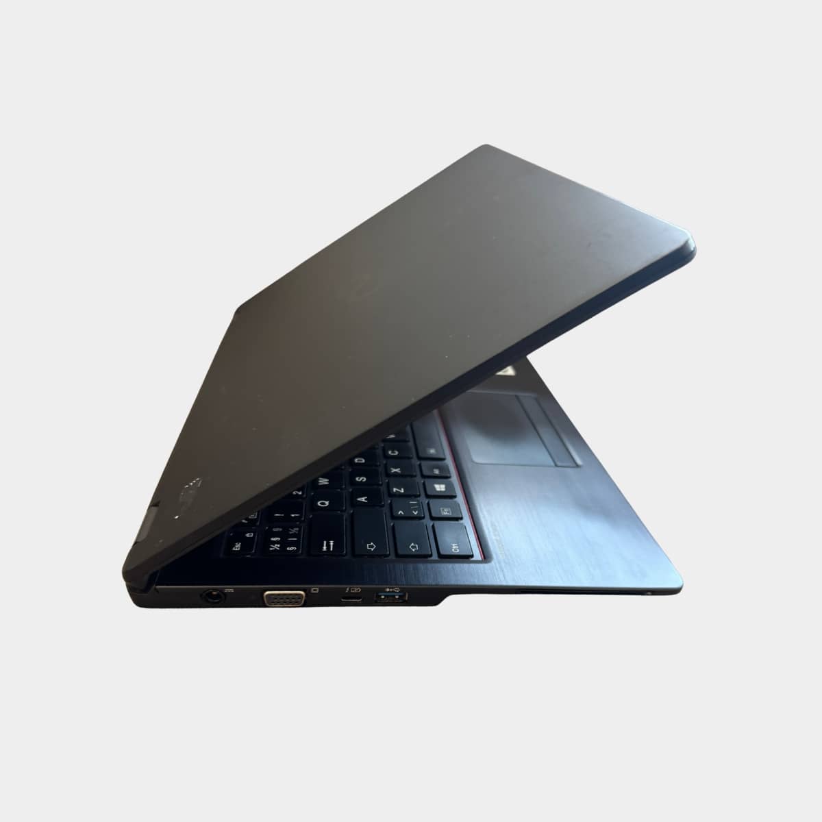 Fujitsu LifeBook E548 pasuktas i desine