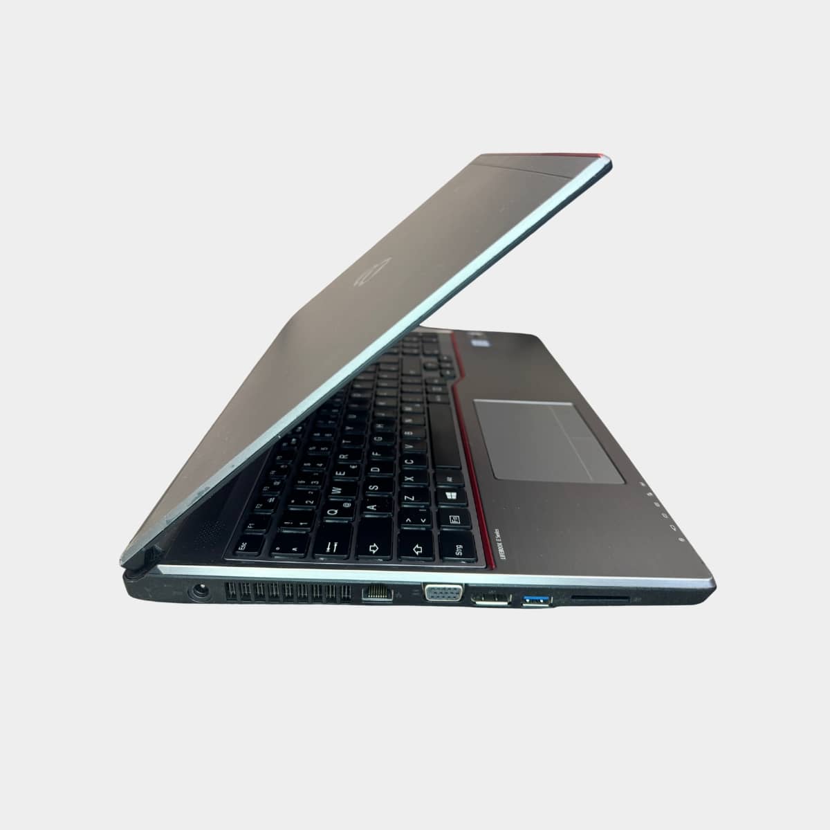 Fujitsu Lifebook E756 dešinė pusė su USB display port vga