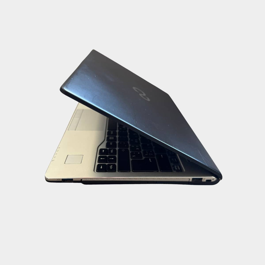 Fujitsu Lifebook S936 pasuktas i kaire