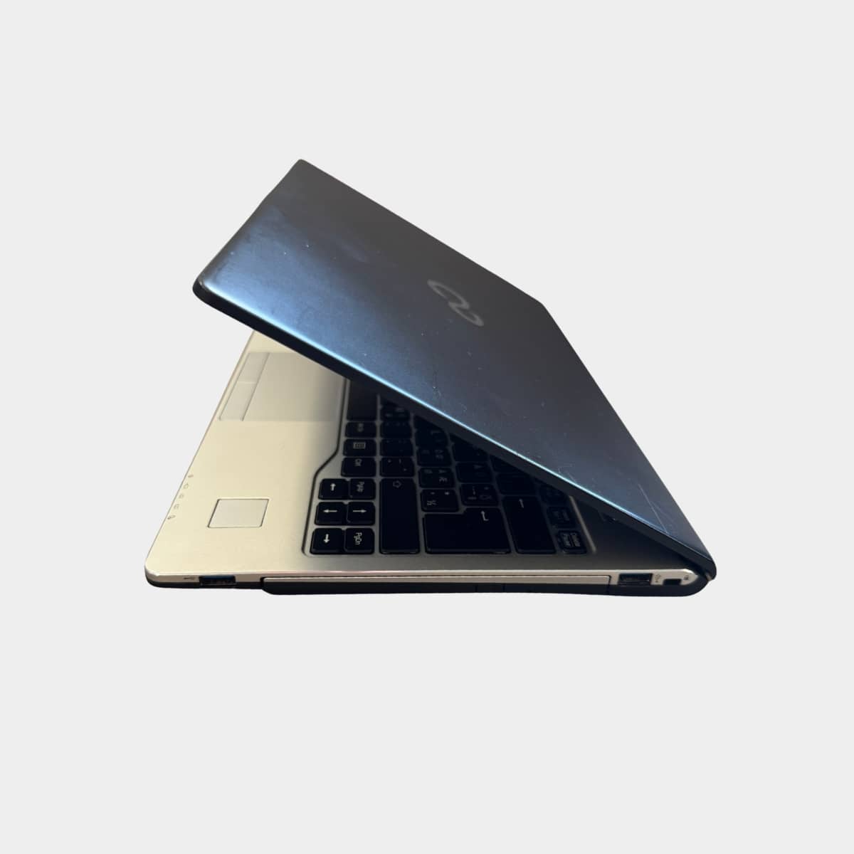 Fujitsu Lifebook S936 pasuktas i kaire