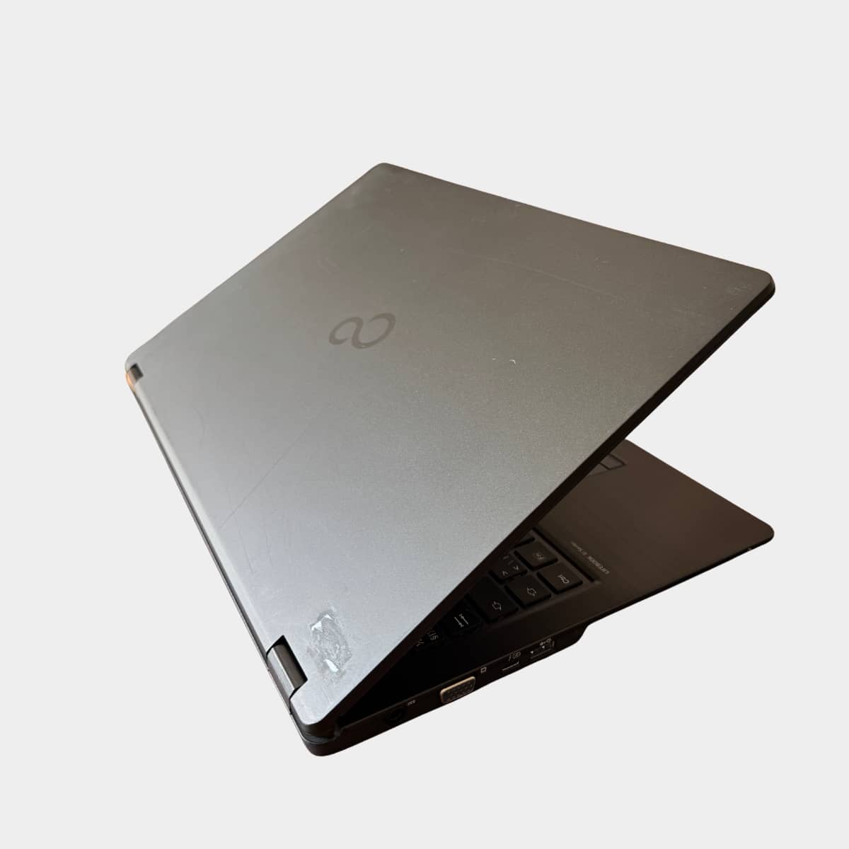 Fujitsu U759 dešinė pusė, USB ir LAN jungtys