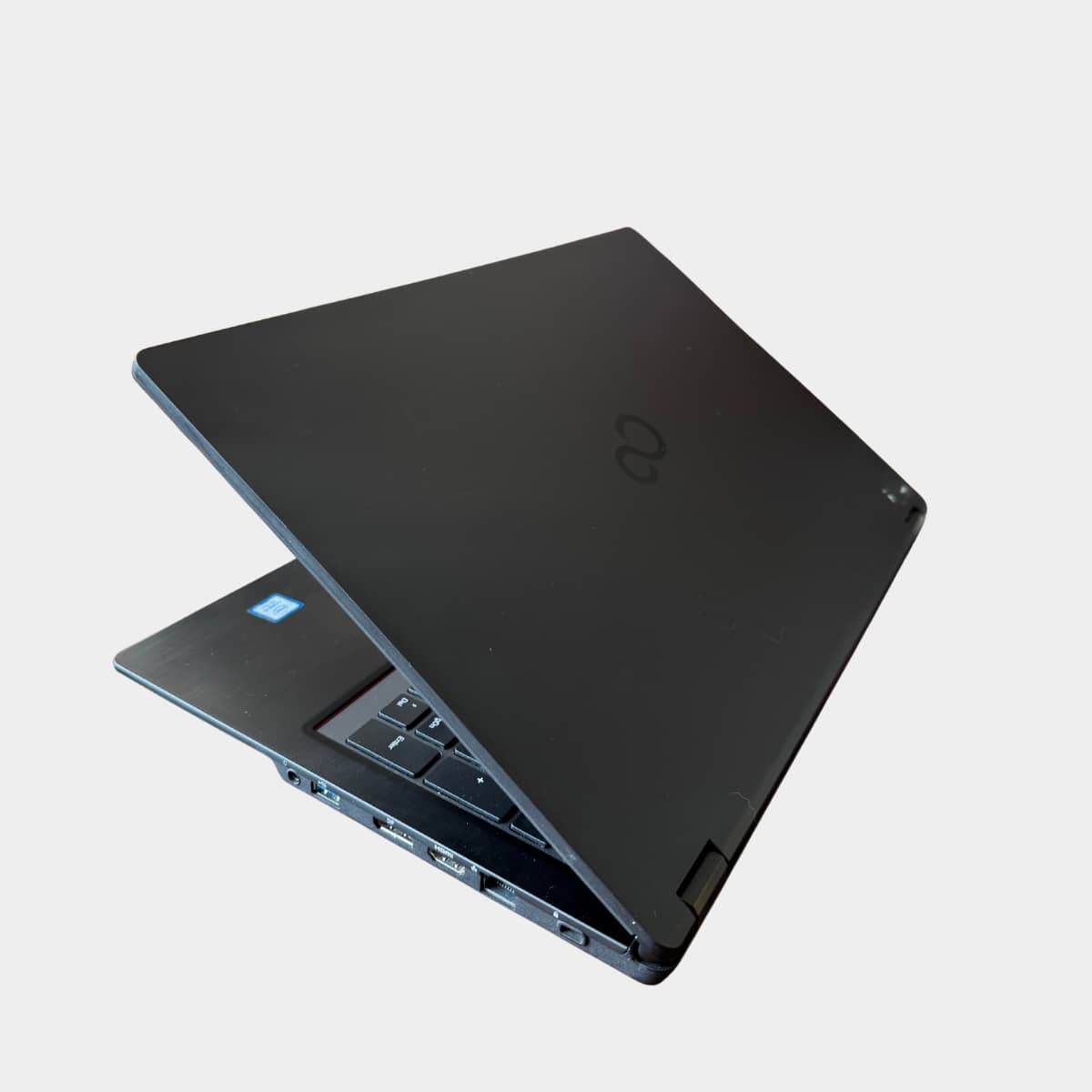 Fujitsu U759 kairė pusė, USB-C ir HDMI jungtys