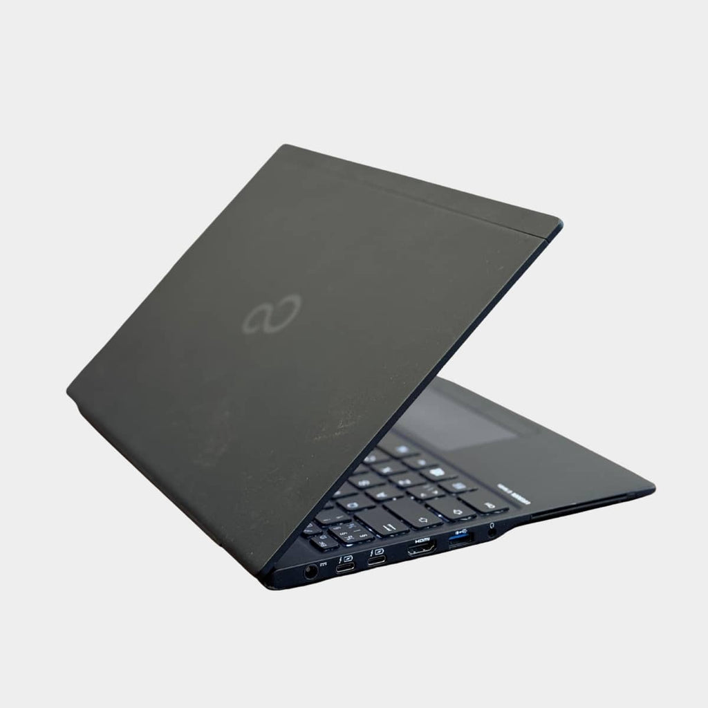 Fujitsu U939 dešinė pusė, USB ir LAN jungtys