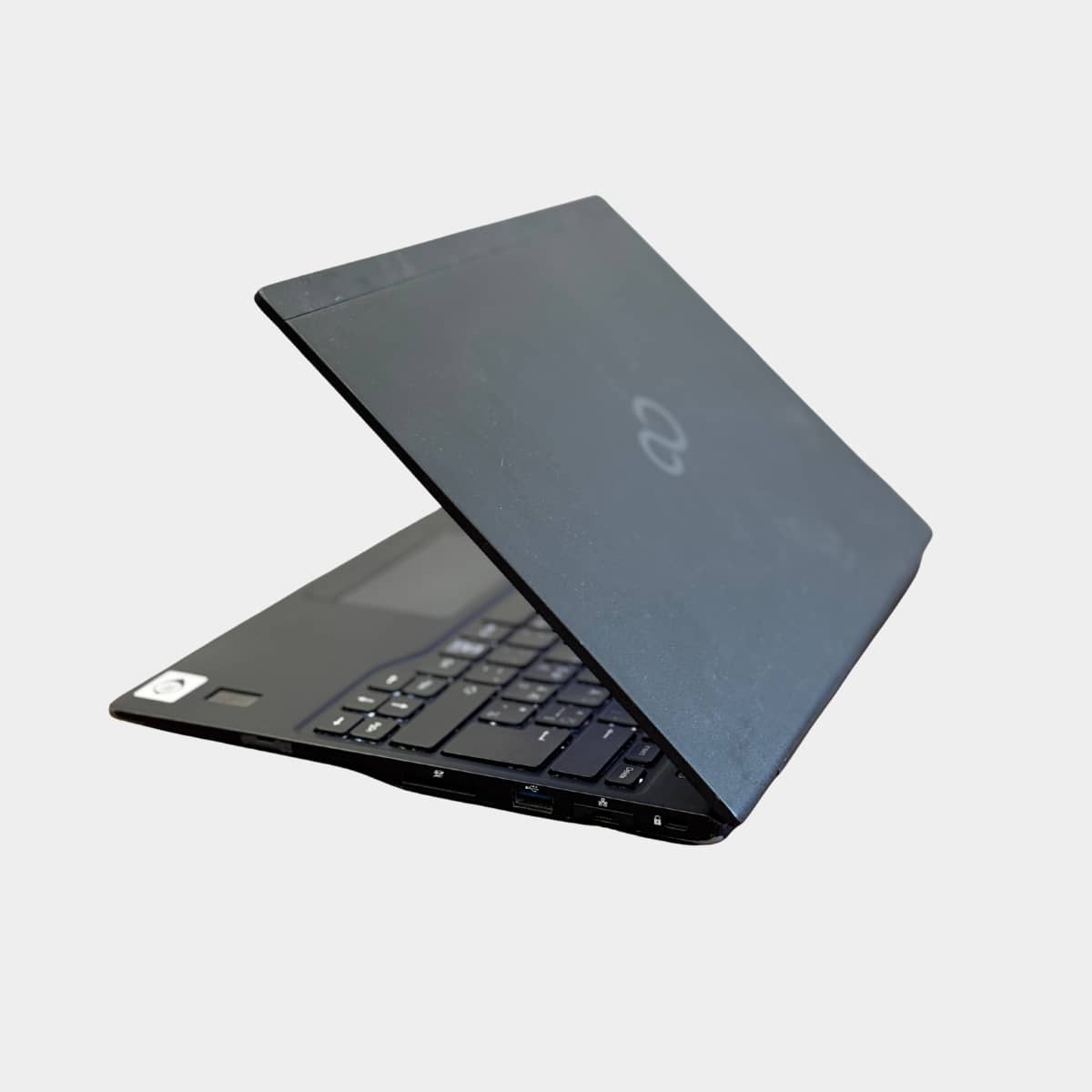 Fujitsu U939 kairė pusė, USB-C ir HDMI jungtys