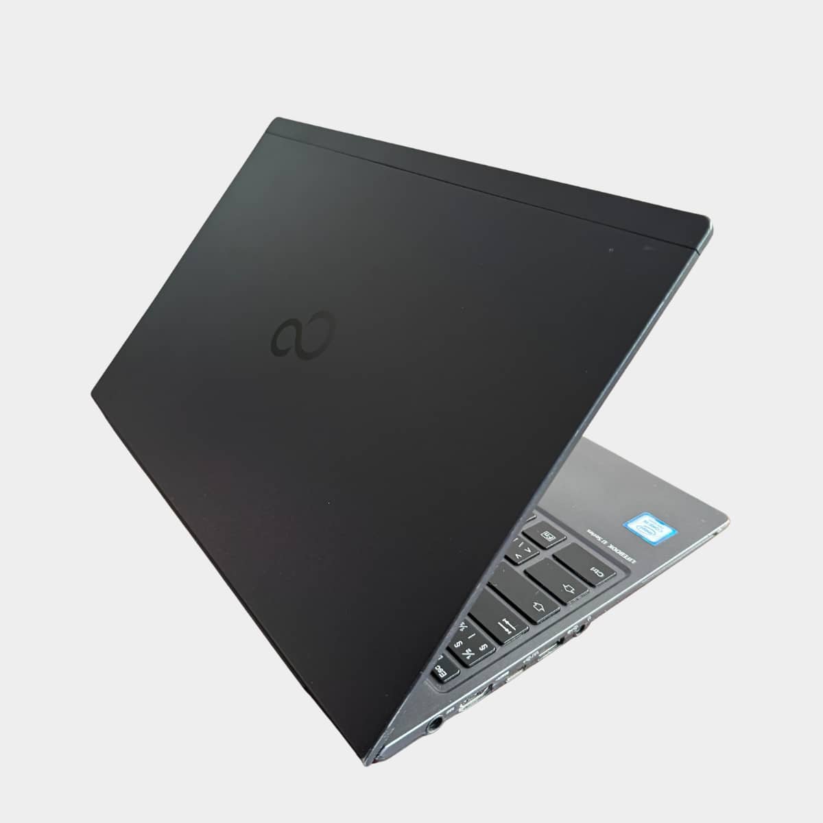 Fujitsu U937 dešinė pusė, USB ir LAN jungtys