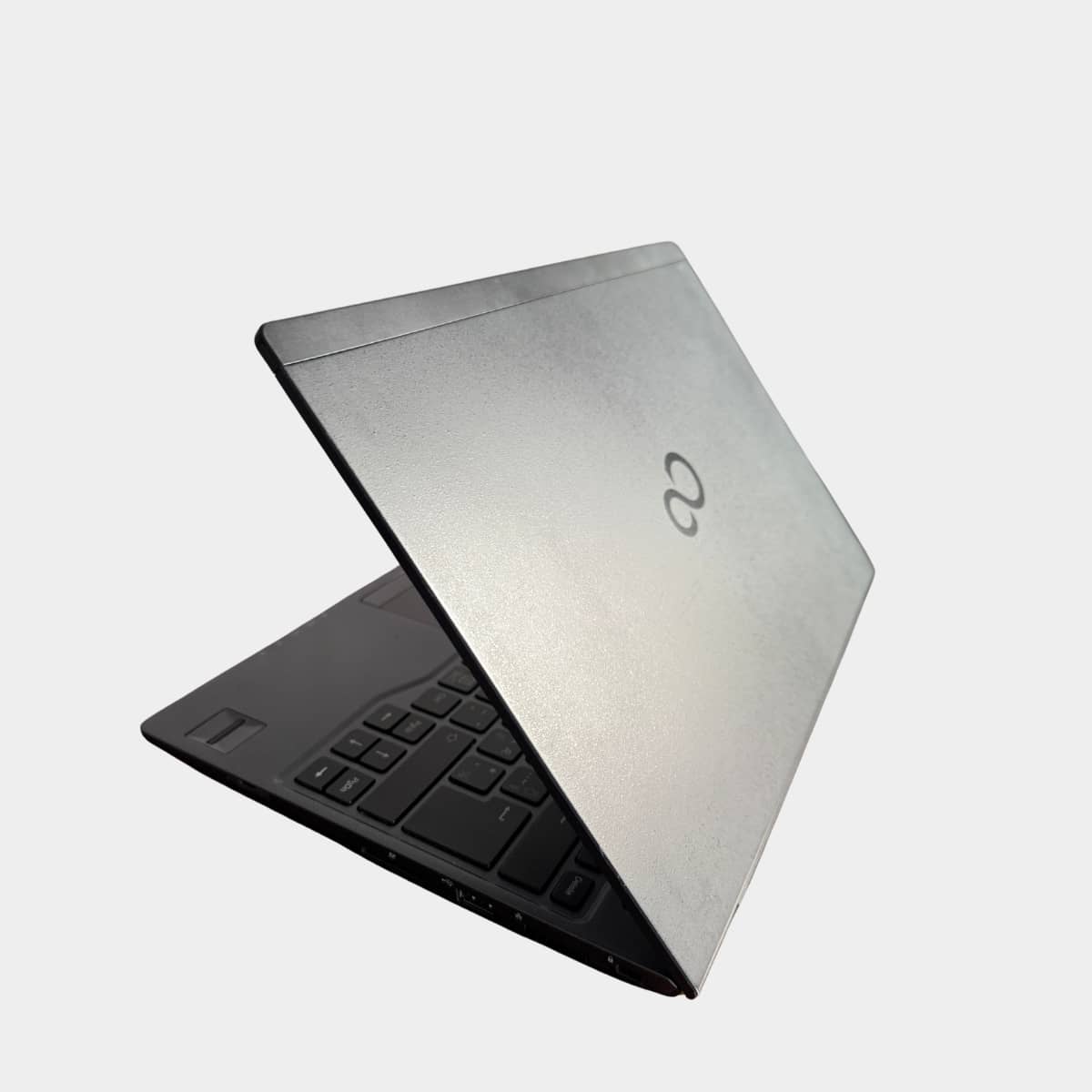 Fujitsu U937 kairė pusė, USB ir HDMI jungtys