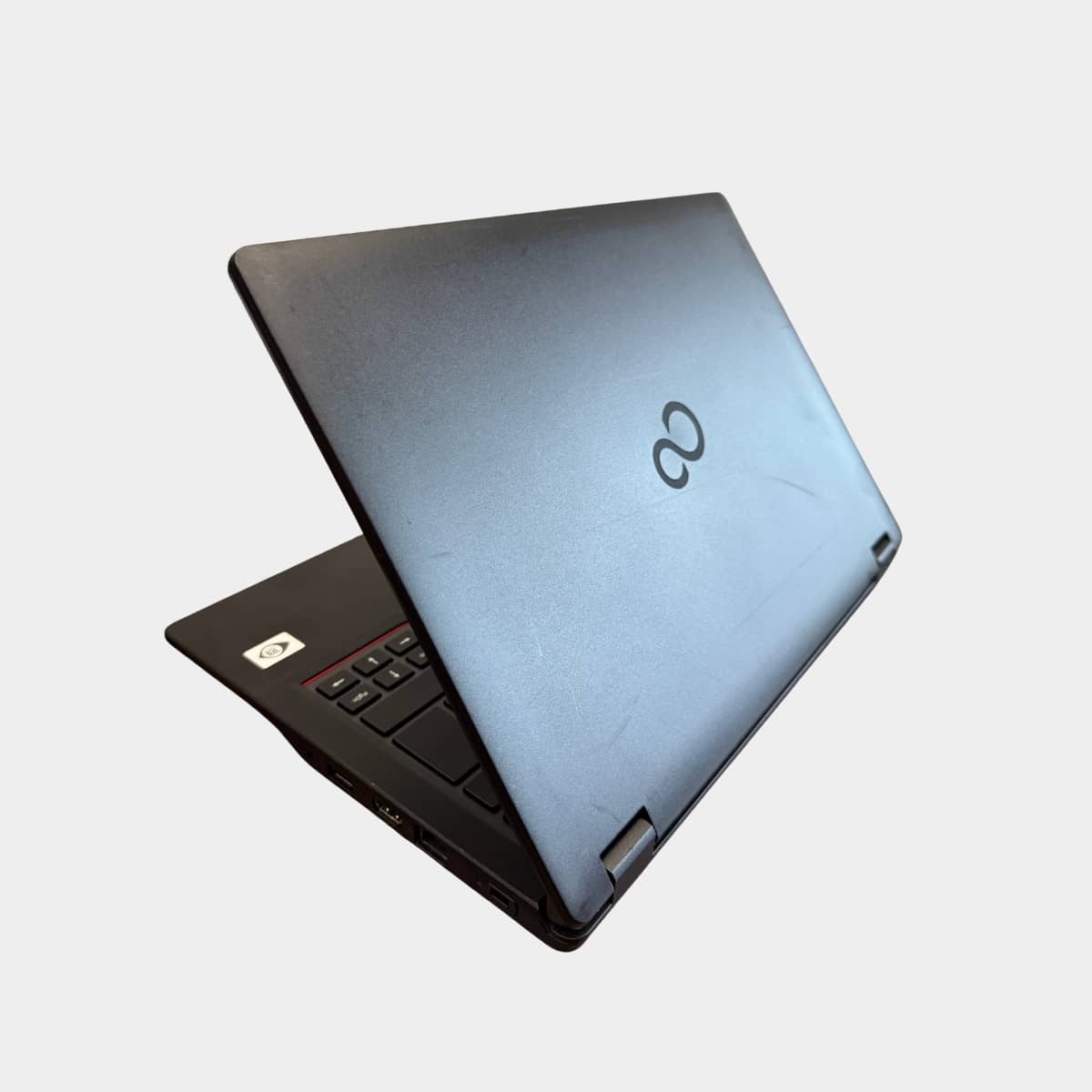 Fujitsu LifeBook E5411 kairė pusė, USB-C ir HDMI jungtys