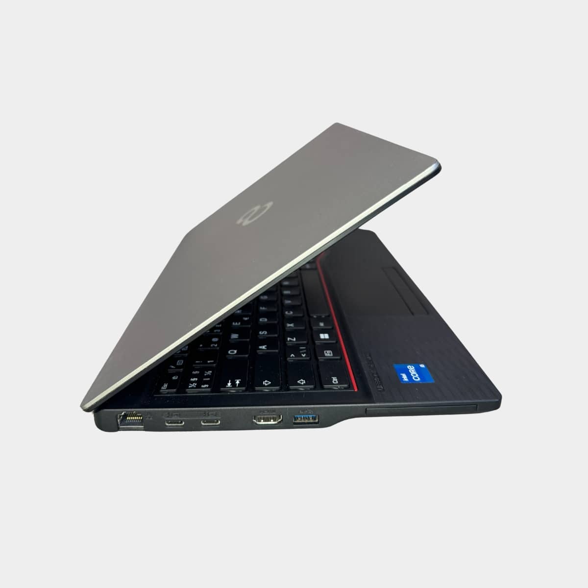 Fujitsu LifeBook E5412 kairė pusė, USB-C ir HDMI jungtys
