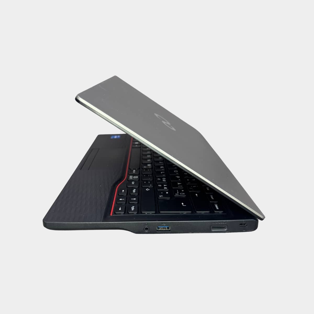Fujitsu LifeBook E5412 dešinė pusė, USB ir LAN jungtys