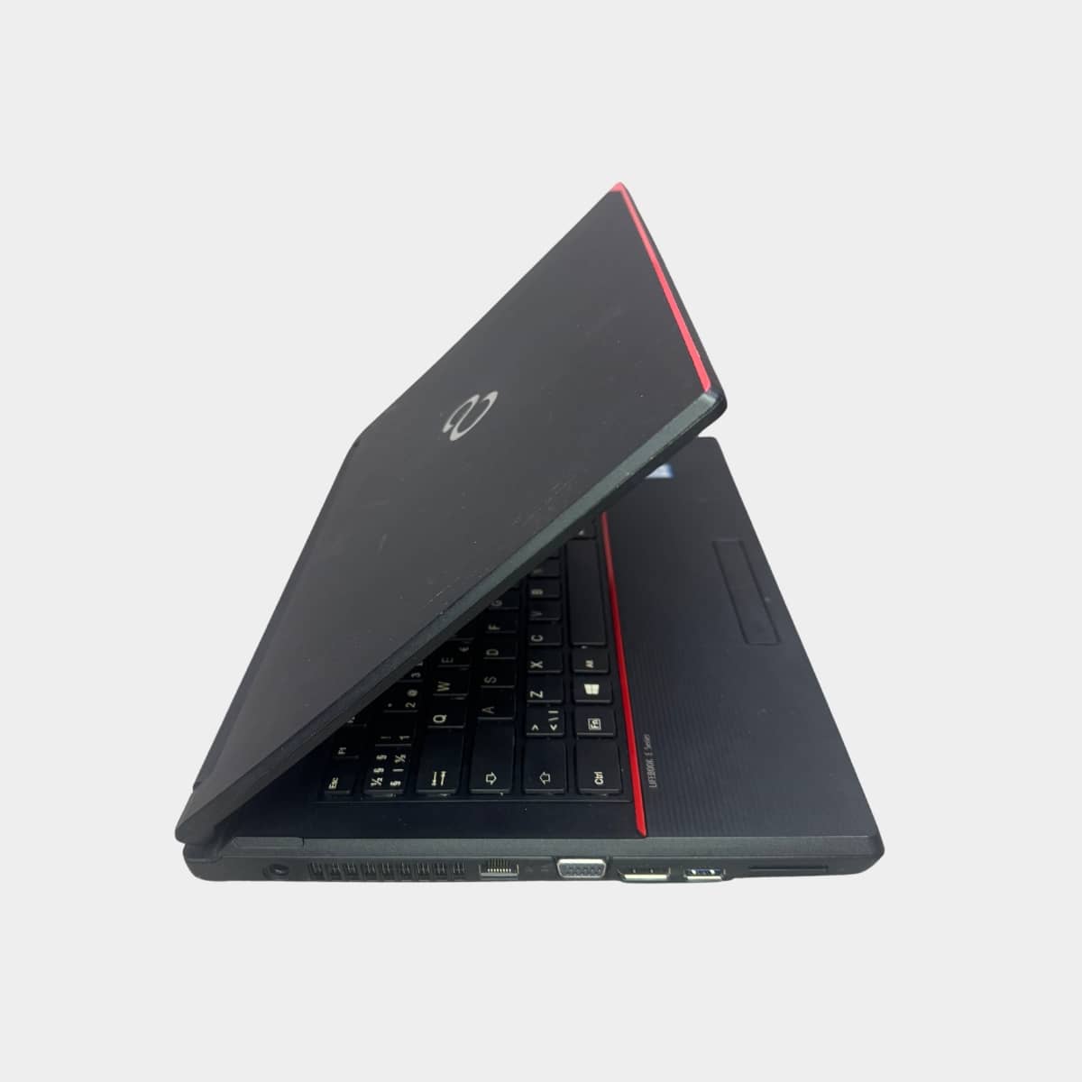Fujitsu LifeBook E546 dešinė pusė su USB ir ausinių lizdu