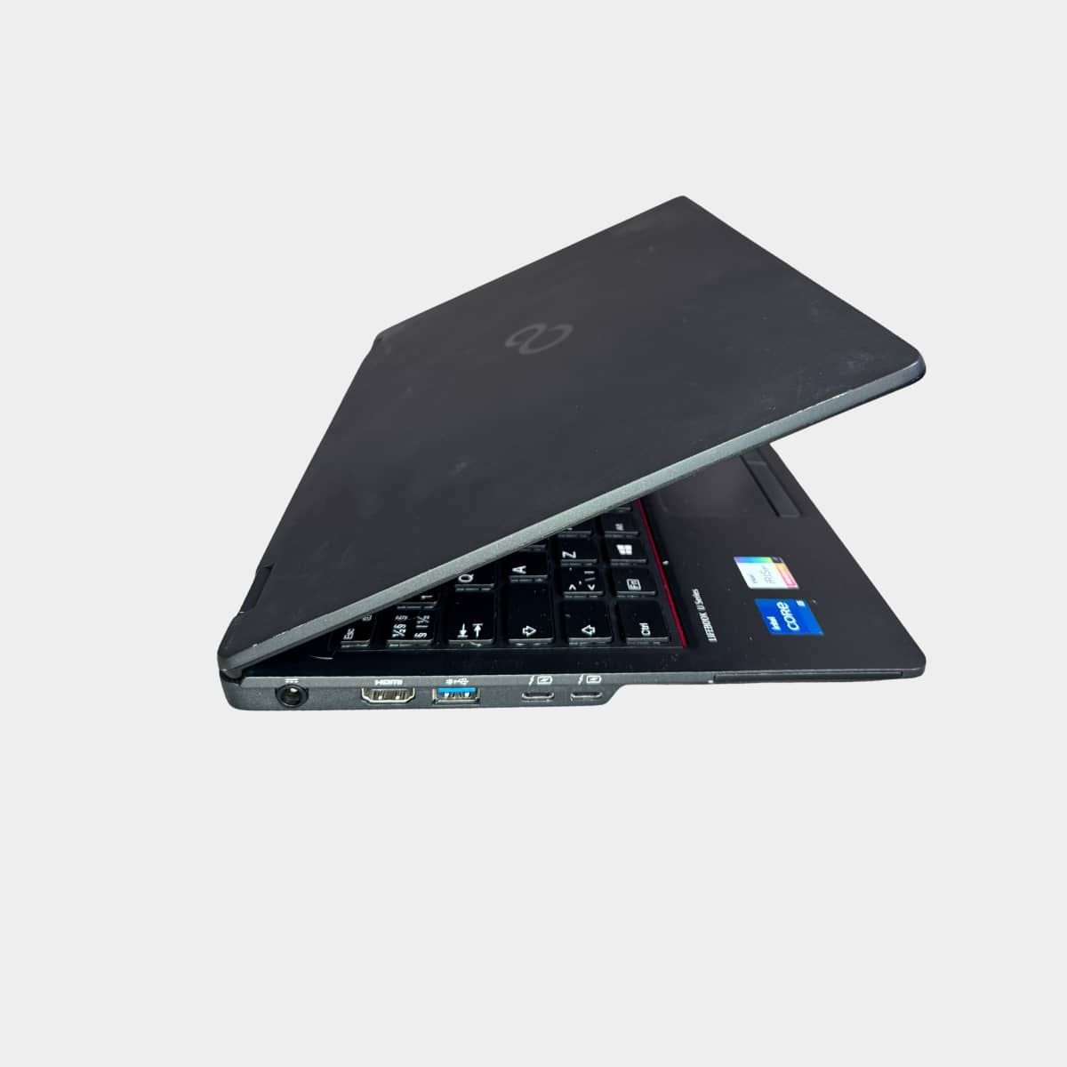 Fujitsu LifeBook U7311 kairė pusė, USB-C ir HDMI jungtys