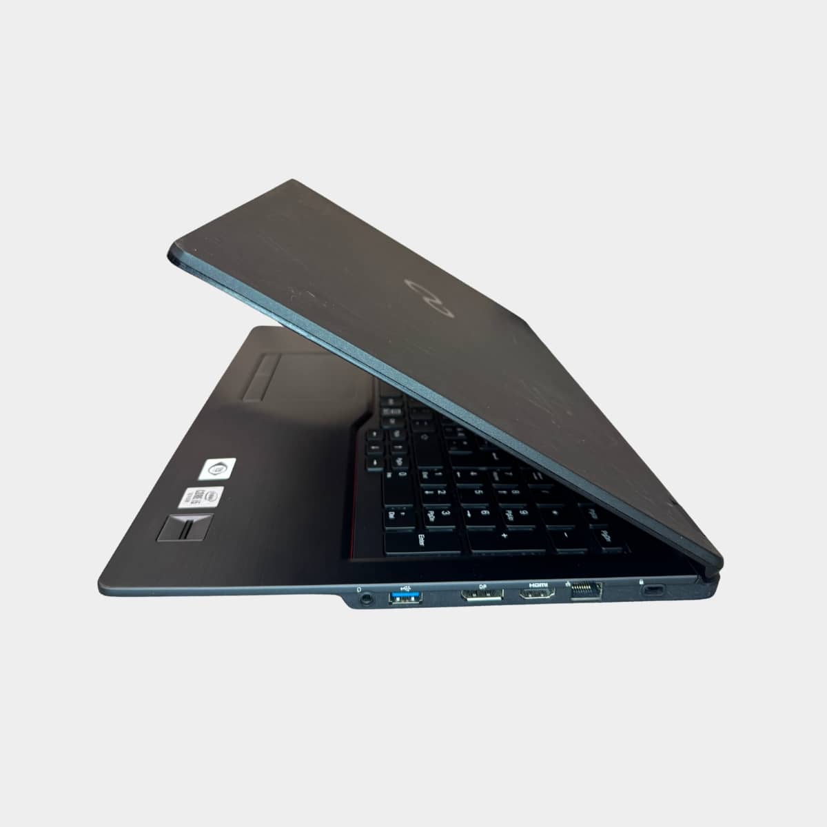 Fujitsu LifeBook U7510 kairė pusė, USB-C, HDMI, USB jungtys, verslo klasės korpusas