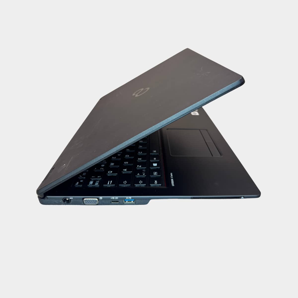 Fujitsu LifeBook U7510 dešinė pusė, LAN jungtis, tvirtas ir patikimas Fujitsu korpusas