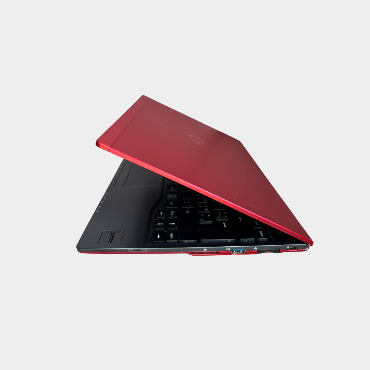 Fujitsu LifeBook U938 dešinė pusė, USB ir LAN jungtys