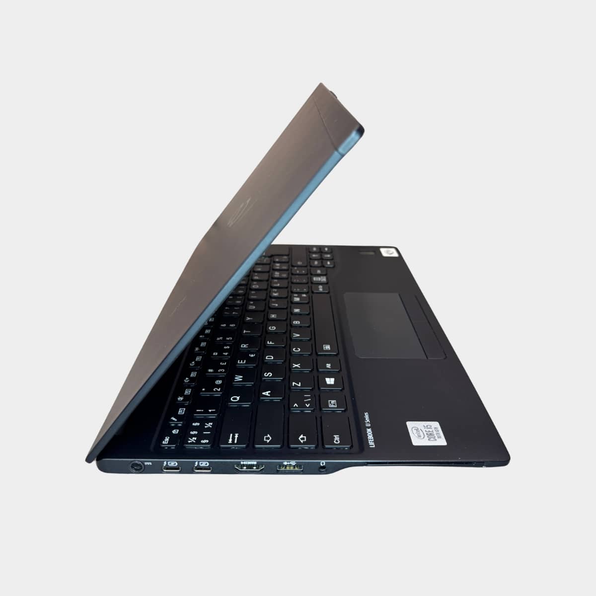 Fujitsu Lifebook U9310 dešinė pusė su USB-C ir ausinių lizdu ir hdmi